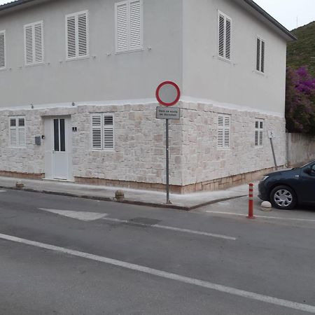 Studio Apartments Ana & Mia Vis Exterior photo