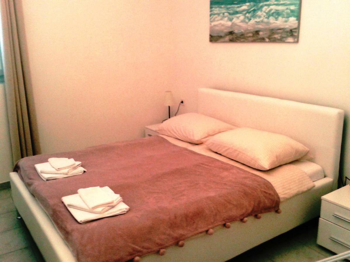 Studio Apartments Ana & Mia Vis Exterior photo