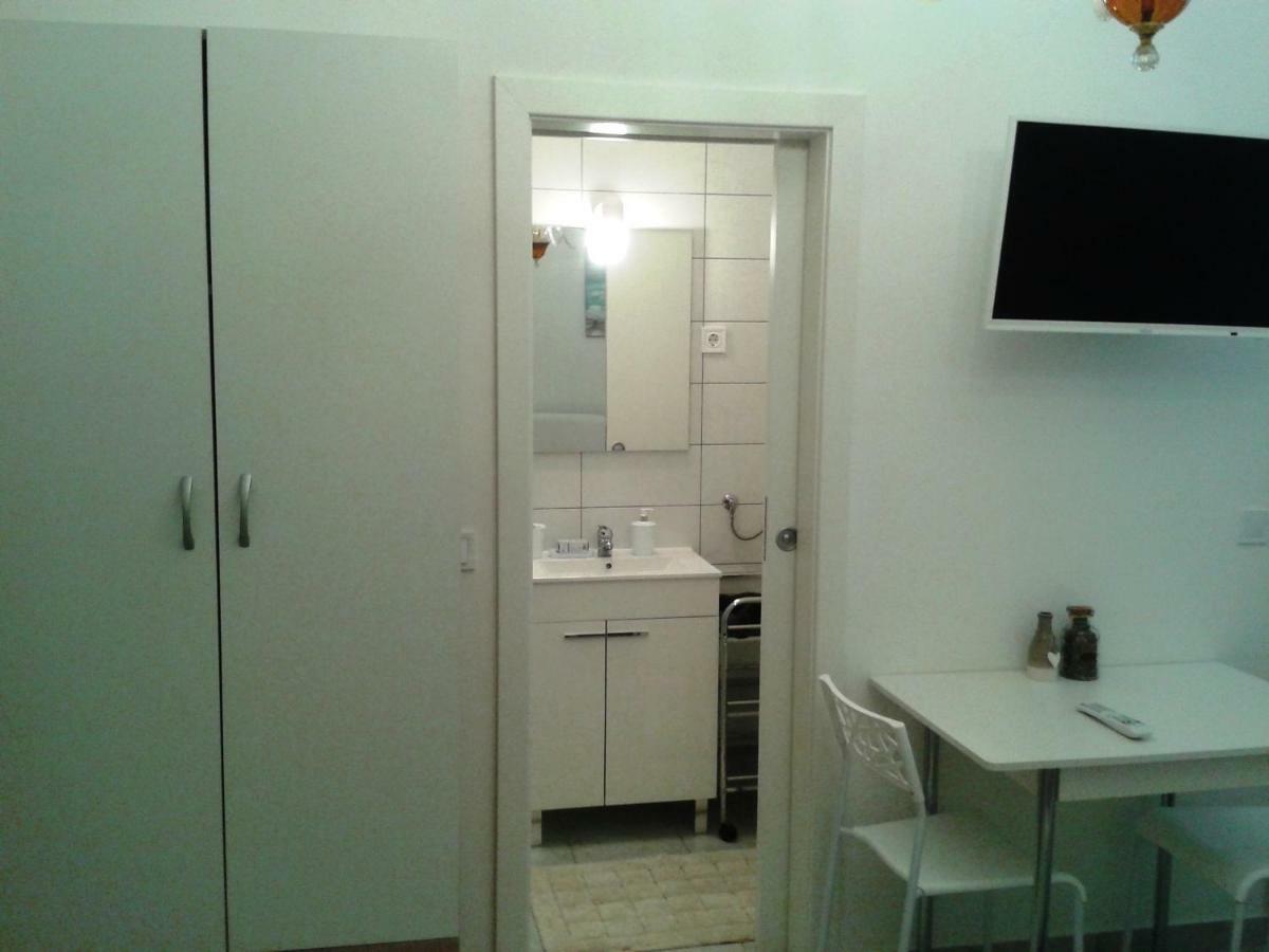 Studio Apartments Ana & Mia Vis Exterior photo